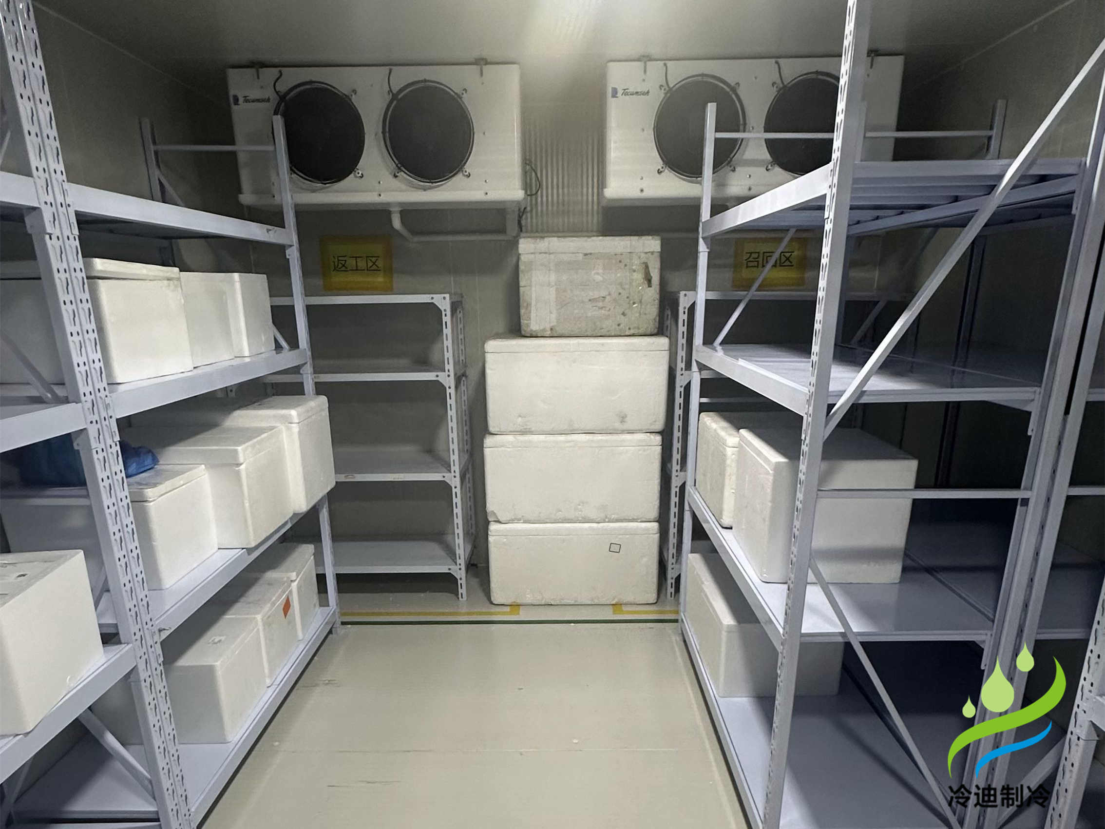 花3萬(wàn)元可以建造20-30平方的果蔬保鮮冷庫(kù)，10-20平方的-18℃冷凍庫(kù)，10-30平方的食品恒溫冷庫(kù)，20立方標(biāo)準(zhǔn)醫(yī)藥冷庫(kù)。配置采用六面體設(shè)計(jì)，聚氨酯保溫板搭建庫(kù)體，內(nèi)置吊頂式冷風(fēng)機(jī)，搭配艾默生谷輪機(jī)組，新亞洲智能節(jié)能電控箱，手動(dòng)半埋門(mén)，搭配風(fēng)幕機(jī)，此類配置是比較常見(jiàn)，也是較為穩(wěn)定的，小型冷庫(kù)可以訂制移動(dòng)款，集裝箱或活動(dòng)式，全國(guó)乃至國(guó)外均可發(fā)貨。